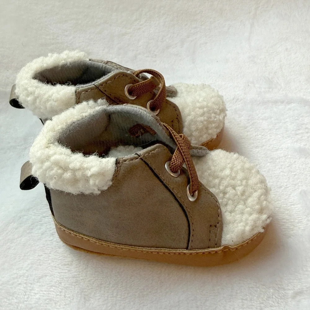 Target Baby Crib Shoes 3-6M Brown Faux Suede Sherpa Lace Up Booties